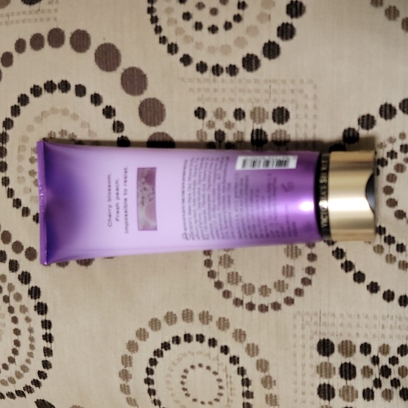 Victoria's Secret Love Spell Fragrance Lotion 8 fl oz - Picture 2 of 3